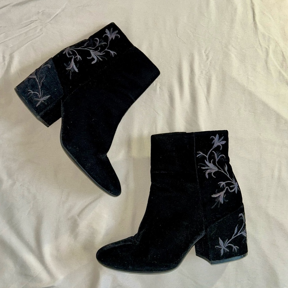 Kenneth Cole Elegant Black Embroidered Women's Renna Boots